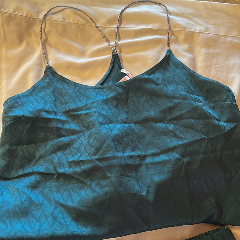 Victoria’s Secret Elegant Green Satin Sleepwear Set - Picture 2 of 8